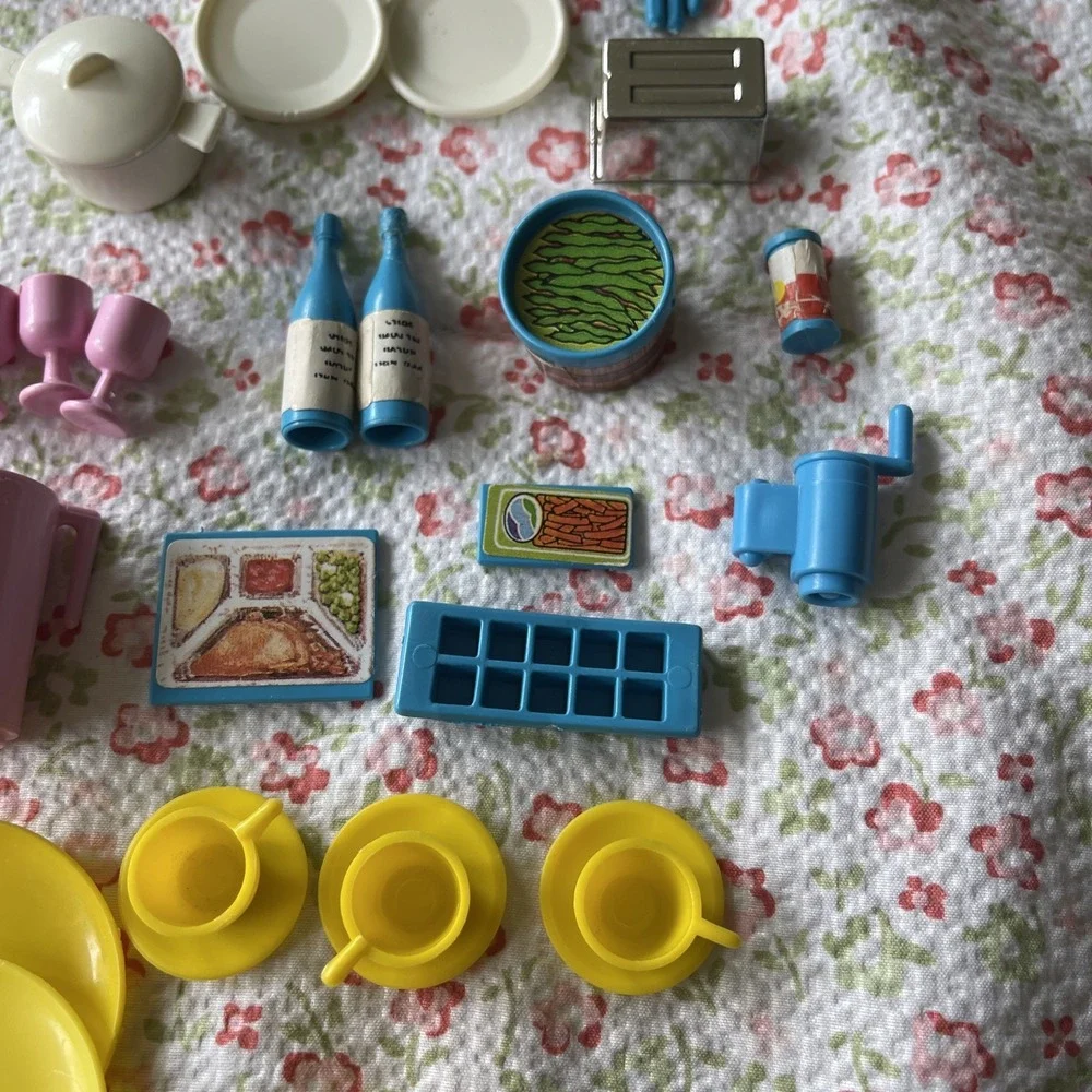 1984 Barbie Dream Kitchen 9119 Dishes Food Serving Flatware Goblets Pots Dishes